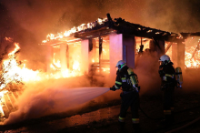 Brand: Wirtschaftsgebäude stand lichterloh in Flammen, Kampf um Wohnhaus
