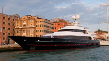 Eredità Valentino: lo yacht naviga in cattive acque. Conti in rosso, la Fondazione è decisiva