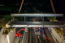 Bahnüberfahrt: Tonnenschweres Tragwerk für Bahnbrücke in Niklasdorf eingehoben