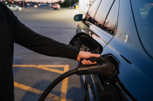 E-Autos werden billiger, Verbrenner teurer – Preisgleichheit ab 2030