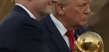 WM: Donald Trump geht bei Siegerehrung im Finale einfach nicht von der Bühne