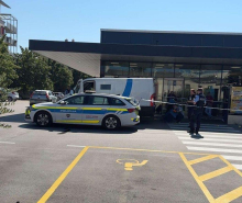 Iz vozila za prevoz denarja ukradena gotovina, policija storilce išče tudi s helikopterjem