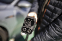 Wie ausgerechnet zwei Kriegsparteien Starthilfe fürs E-Auto leisten
