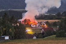 Feuerwehren im Einsatz: Wirtschaftsgebäude in Irschen steht in Vollbrand