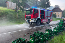 „Wertvolles Ladegut“: Lkw hat in Turnau tausende Bierflaschen verloren