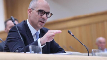 Minister Ostrc šefom bolnišnic: Pripravite sanacijske ukrepe!