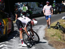 Incident na Touru: Brandon McNulty tik pred kronometrom trčil v avtomobil