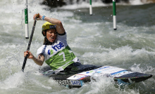 Eva Alina Hočevar za las v polfinale; zvečer finale kajakaških ekip