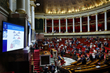 Francoski parlament potrdil prepoved uporabe družbenih omrežij za mlajše od 15 let