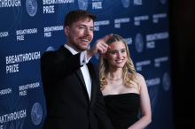 Hochzeit am Strand: YouTube-Star MrBeast gab seiner Thea das Jawort