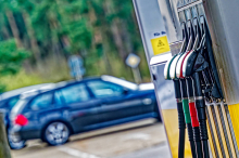 Auch Benzinpreis steigt: Diesel kratzt wieder an der 2-Euro-Marke, Debatte um Preisbremse