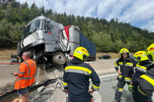 Lkw stand auf A2-Südautobahn quer ­– komplizierte Bergung 