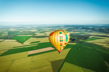 Weltrekord: Elias Schwärzler springt mit Mountainbike von Heißluftballon