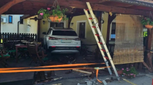Voznica na območju Cerknice zapeljala na teraso lokala in trčila v dva človeka