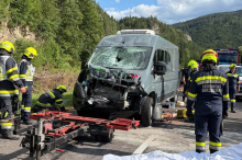 Eingeklemmt: Biker kollidierte in Neuberg frontal mit einem Kleinbus