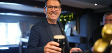 Großbritannien: Andy Burnham senkt Gewerbesteuer für Pubs in England