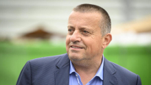 Pečečnik prodal Costello; še prej dobil posel z državnimi blagovnimi rezervami