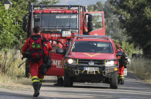 Med gašenjem požarov na jugu Evrope umrli trije gasilci, v Franciji evakuirali 12.000 ljudi