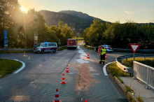 Autobus zog eine kilometerlange Ölspur durch Maria Saal