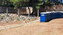 Na mjesto gdje je ubijen Rade Končar stavili mobilne WC-e za potrebe koncerta Thompsona?!