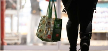Rewe und andere Händler müssen für Recycling von stabileren Plastiktüten zahlen