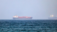 Effetto Hormuz sui prezzi: petrolio oltre i 100 dollari, la benzina vola a due euro
