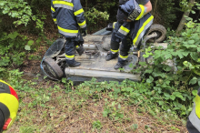 Auto in Bachbett: „Entsorgung“ führte zu stundenlangem Feuerwehreinsatz