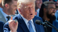 Trump ugostio prvake MLB-a u Bijeloj kući, na dar dobio dres i prsten: 'Moram li ovo prijaviti?'