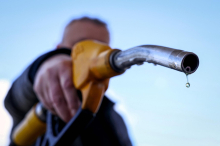 Energiekrise: Hohe Ölpreise heizen Debatte über Spritpreisbremse an