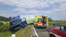 FOTO U sudaru auta i kamiona kod Našica poginuo vozač (57)