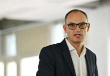 Minister Logar se strinja z Luko Mescem: To je norčevanje iz delavcev in države