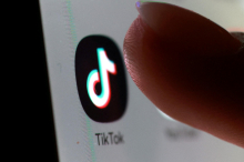 Bruselj: TikTok ne zagotavlja ustrezne zaščite mladoletnikov