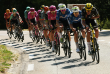 Alpe d'Huez vse bližje: spredaj beg s Carapazom, Pogačar s kapetani zaostaja 3:45