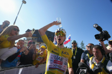 Zakaj je Tadej Pogačar jezno odvrgel bidon po začetku napada na Alpe d'Huez