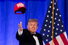 Trump na večerji dopisnikov Bele hiše stresal šale in zbadljivke na račun novinarjev