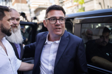Premier Burnham napoveduje, da bo v odnosih s Trumpom zagovarjal britanske interese