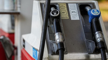 Caro benzina, oggi il Cdm: in arrivo nuovi sconti. Il governo pensa a un aumento delle sigarette