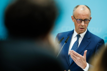 Merz po napadu v Berlinu napovedal politične posledice. Organi pregona tarče kritik.