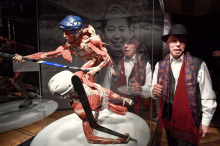 Umrl je Gunther von Hagens, avtor razstav, ki razkrivajo mišice, okostja in notranje organe