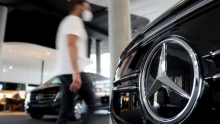 Mercedes: manjši prihodki ob polletju in slabše napovedi