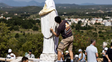 FOTO Čiste Gospin kip, a vjernici se okupljaju i mole u Međugorju