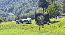 Na Tolminskem avtobus zapeljal s ceste, poškodovanih več ljudi