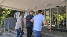 FOTO Maloljetnika koji je napao mladića u Sl. Brodu doveli na sud. Čeka se odluka o pritvoru