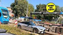 JOŠ JEDAN U NIZU Mercedesom upao u tračnice na Savskoj cesti
