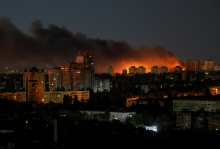 Iz Ukrajine poročajo o najmanj 13 smrtnih žrtvah ruskih napadov. Med ubitimi tudi otroka.