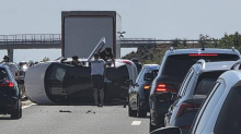 FOTO Dvoje ljudi ozlijeđeno na A1. Talijan se zabio u pokvareni auto pa završio na boku...