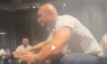 Pogledajte kako je Željko Sopić predvodio ludo slavlje: Popeo se na stol, a onda...