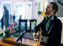 V nesreči je umrl Glen Hansard, z oskarjem nagrajeni frontman irske skupine The Frames