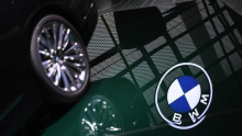 BMW v prvem polletju s skoraj 30-odstotnim upadom dobička