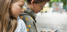 Kinder ohne Smartphone lesen laut Studie besser